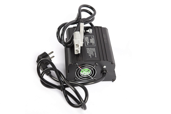 Зарядное устройство для тяговых свинцово-кислотных аккумуляторов Rutrike 24V10A